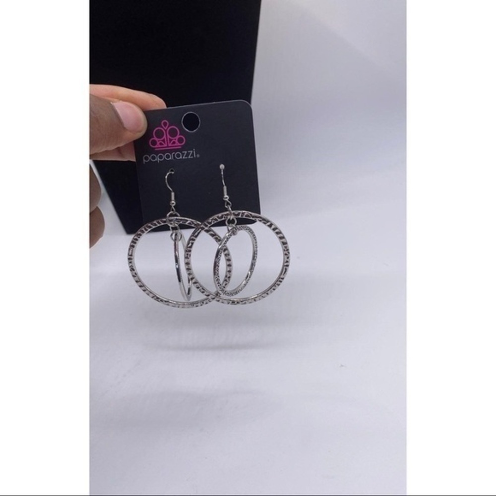 Paparazzi Jewelry Fiercely Focused Earrings Womens Silver Tone Item 159